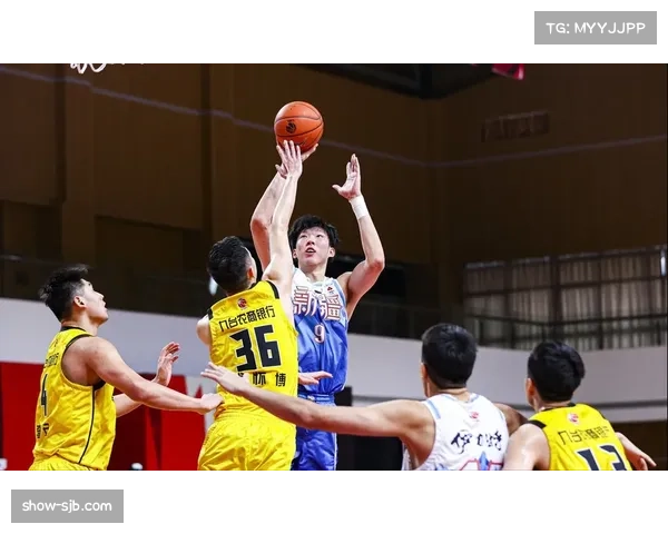 哈特篮板统治内线 投篮低迷促球队优化进攻策略调整